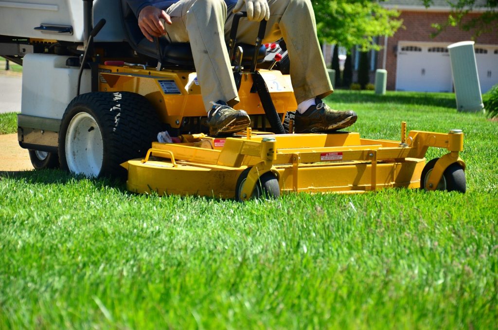 zero turn lawn mower